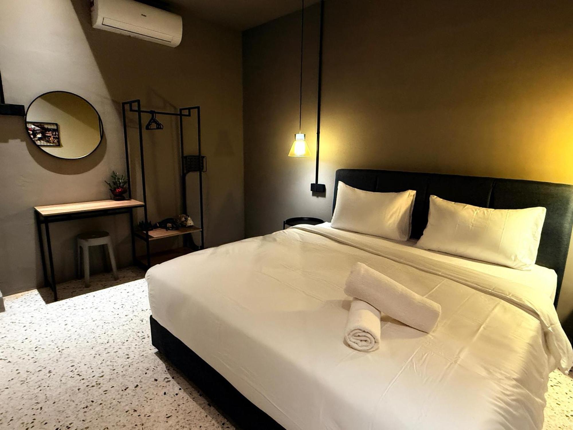 M2 Living Townhouse In Penginapan